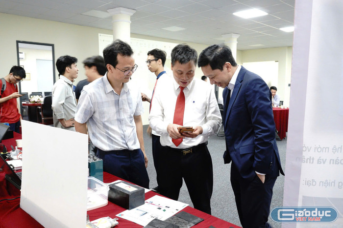 Phó Giáo sư, Tiến sĩ Đặng Trần Thọ cùng các giảng viên, khách mời tham quan mô hình nghiên cứu. gdvn-bk11.jpg