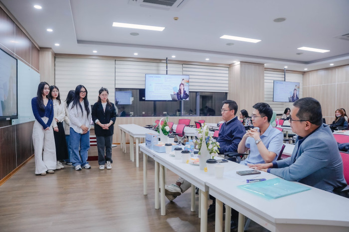 Sinh viên Trường Đại học Ngoại thương thuyết trình Dự án của nhóm trong học phần “Đổi mới sáng tạo” trước hội đồng gồm các chuyên gia đến từ các tổ chức, doanh nghiệp. 2.jpg