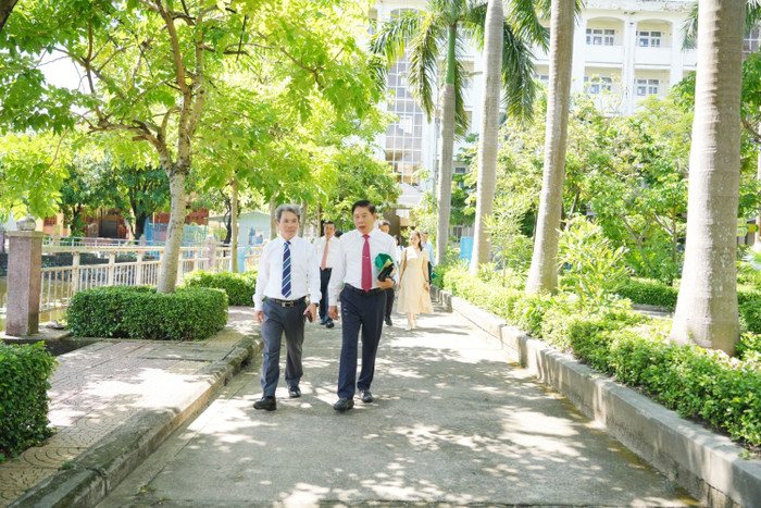 Các đại biểu tham quan không gian xanh của Trường Đại học Sư phạm (Đại học Đà Nẵng). Các đại biểu tham quan không gian xanh của Trường Đại học Sư phạm (Đại học Đà Nẵng).