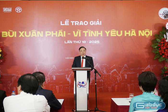 Nhà báo Nguyễn Thiện Thuật - Tổng Biên tập Báo Thể thao và Văn hoá phát biểu khai mạc lễ trao giải. gdvn-bxp3.jpg