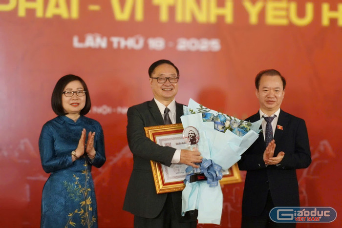 Phó Tổng Giám đốc Thông tấn xã Việt Nam Đoàn Thị Tuyết Nhung và Phó Giáo sư, Tiến sĩ Bùi Hoài Sơn - Ủy viên chuyên trách Ủy ban Văn hóa và Xã hội của Quốc hội trao Giải Việc làm cho đại diện Trung tâm Triển lãm Việt Nam. gdvn-04.jpg
