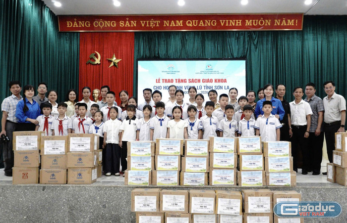 Hơn chục nghìn cuốn sách giáo khoa, sách bài tập được VEPIC gửi đến học sinh ở Sơn La gdvn-toancanh.jpg
