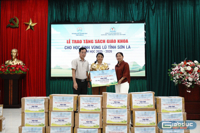 Ban giám hiệu các trường xã Chiềng Khoong đến nhận sách hỗ trợ. gdvn-g.jpg