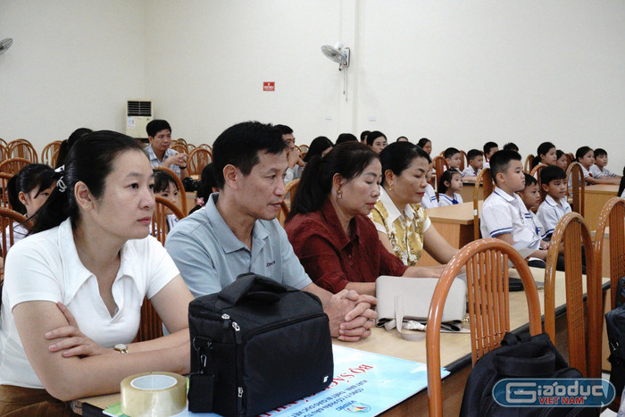 Buổi trao tặng có đại diện Công ty Cổ phần Đầu tư Xuất bản - Thiết bị Giáo dục Việt Nam và nhiều thầy cô, học sinh tham dự. gdvn-vepic13.jpg