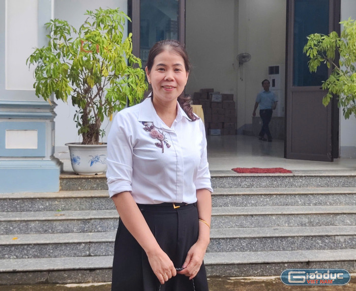 Cô Bùi Thị Oanh - Phó Hiệu trưởng Trường Tiểu học Nguyễn Trãi đại diện nhà trường đến nhận hỗ trợ. gdvn-vepic-19.jpg