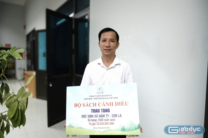 Thầy Hoàng Văn Hùng - Hiệu trưởng Trường Tiểu học và Trung học cơ sở Chiềng Phung. gdvn-thay-hung.jpg
