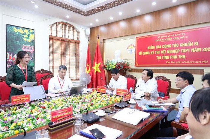 Thành viên đoàn công tác trao đổi tại buổi làm việc Thành viên đoàn công tác trao đổi tại buổi làm việc