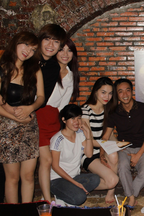 Như một thông lệ, sau những vòng thi khá căng thẳng, Hồ Ngọc Hà và các học trò cưng của mình thường tổ chức những buổi tiệc ăn uống để thư giãn và nạp lại năng lượng. Đêm qua, nhân dịp sinh nhật của Phương Uyên, nữ huấn luyện viên đã rủ ông xã Cường Đôla và team của mình tham gia cùng. Trước đó, vị thiếu gia này cũng đến tận trường quay Giọng hát Việt để cổ vũ cho vợ. Cặp đôi ăn diện khá đơn giản khi góp mặt ở buổi tiệc sinh nhật ấm cúng này.