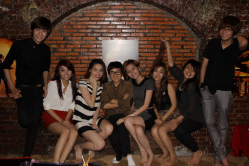 Thiều Bảo Trang - "người yêu" tin đồn của Phương Uyên dù không còn tham gia thi thố nhưng luôn có mặt trong các buổi tiệc hay sự kiện quan trọng để chung vui và cổ vũ những người còn lại. Chủ nhật tuần rồi, khi liveshow 6 kết thúc, cô gái 22 tuổi đã gặp phải kẻ gian móc túi mất chiếc Iphone 5 trong đó chứa đựng nhiều hình ảnh và thông tin riêng tư. Một người bạn của cô gái 21 tuổi này cho hay, cô gái trẻ này vừa tiếc của, vừa lo lắng những thông tin và hình ảnh riêng tư, nhạy cảm mà mình đang lưu trong điện thoại có thể bị kẻ xấu phát tán.