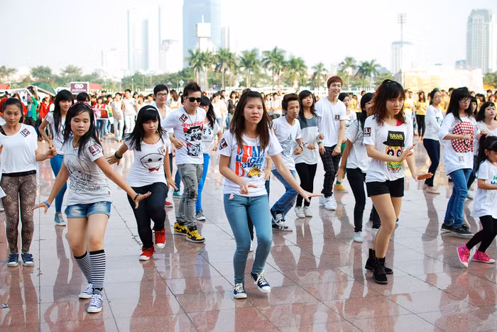 Đồng phục màu trắng thuộc về các fan của nhóm nhạc Kara