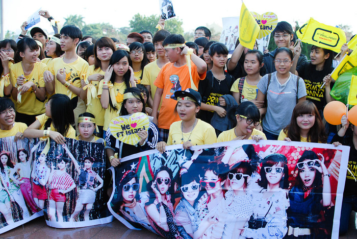 Fan của nhóm T-ara chọn màu áo vàng nổi bật Fan của nhóm T-ara chọn màu áo vàng nổi bật