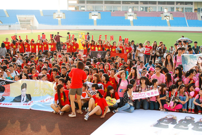 Các fan có mặt từ rất sớm, 8h sáng để thể hiện tinh thần ủng hộ hết mình cho thần tượng Các fan có mặt từ rất sớm, 8h sáng để thể hiện tinh thần ủng hộ hết mình cho thần tượng