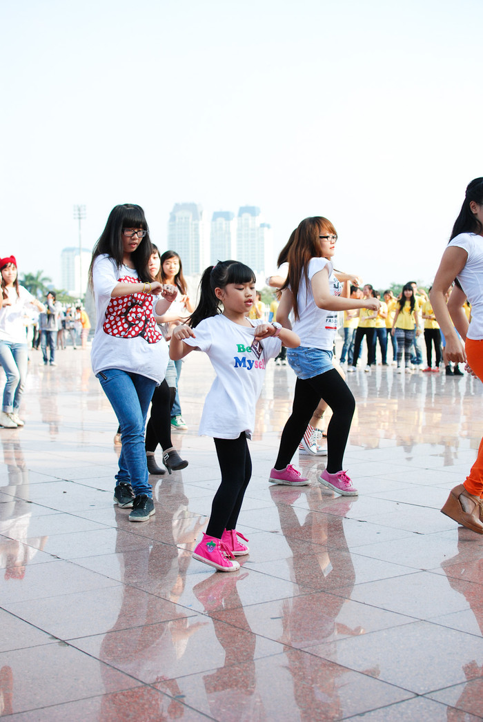 Gương mặt gây ấn tượng nhất cho khán giả đến xem là một bé gái 6 tuổi, thành viên fanclub của Kara, cô bé rất tự tin thể hiện những màn vũ đạo sexy không hề thua kém các anh chị lớn Gương mặt gây ấn tượng nhất cho khán giả đến xem là một bé gái 6 tuổi, thành viên fanclub của Kara, cô bé rất tự tin thể hiện những màn vũ đạo sexy không hề thua kém các anh chị lớn