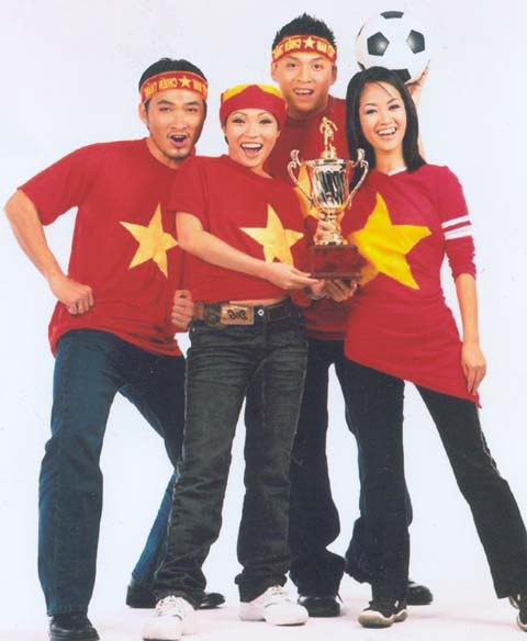 Phương Thanh, Chi Bảo, Hồng Nhung, Lam Trường chụp ảnh cổ vũ Seagame 22.