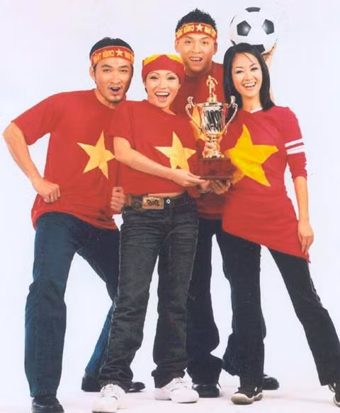 Phương Thanh, Chi Bảo, Hồng Nhung, Lam Trường chụp ảnh cổ vũ Seagame 22.