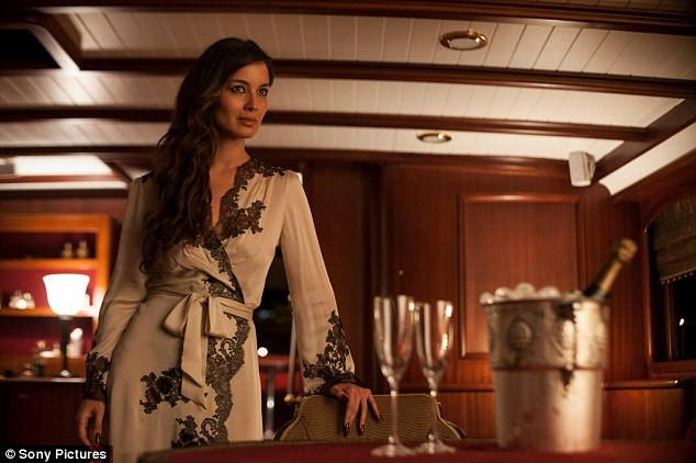 Berenice Marlohe vào vai nữ điệp viên có vẻ đẹp quyến rũ chết người và giọng nói khàn đầy bí ẩn. Berenice Marlohe vào vai nữ điệp viên có vẻ đẹp quyến rũ chết người và giọng nói khàn đầy bí ẩn.