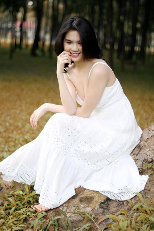 Cô nở một nụ cười rất ngoan hiền Cô nở một nụ cười rất ngoan hiền