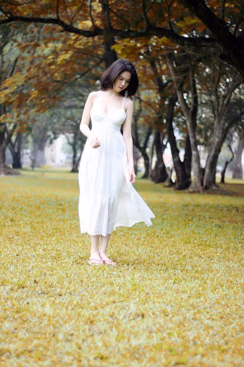 Cố tình tạo dáng hay không, Ngọc Trinh vẫn đẹp dịu dàng trước ống kính.