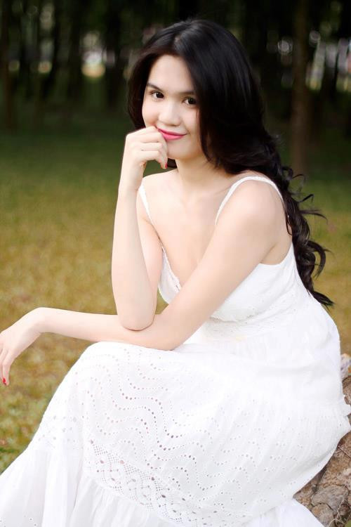 Chiếc dây váy khiến cho bờ vai Ngọc Trinh thêm phần gợi cảm. Chiếc dây váy khiến cho bờ vai Ngọc Trinh thêm phần gợi cảm.