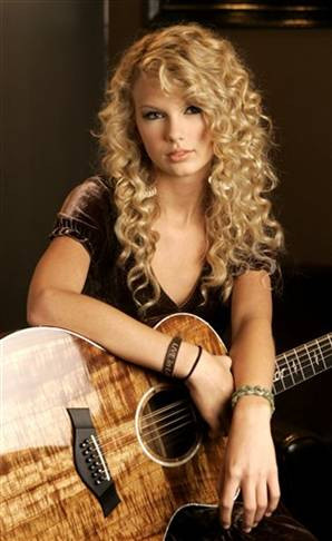 Công chúa nhạc đồng quê Taylor Swift từng bị các nữ sinh tẩy chay ở trường trung học cơ sở vì chẳng có điểm gì dễ thương, hấp dẫn, thậm chí sở thích nhạc đồng quê của cô cũng bị cho là kỳ quặc. Công chúa nhạc đồng quê Taylor Swift từng bị các nữ sinh tẩy chay ở trường trung học cơ sở vì chẳng có điểm gì dễ thương, hấp dẫn, thậm chí sở thích nhạc đồng quê của cô cũng bị cho là kỳ quặc.