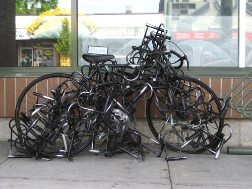 "Yêu nhau không phải là nhìn nhau mà là cùng nhau nhìn về... cái xe kẻo nó chôm chỉa mất" "Yêu nhau không phải là nhìn nhau mà là cùng nhau nhìn về... cái xe kẻo nó chôm chỉa mất"