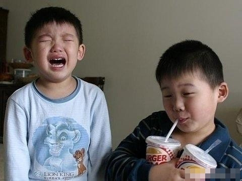 "Cuộc đời thật lắm bất công, thằng hai hộp sữa thằng không hộp nào"