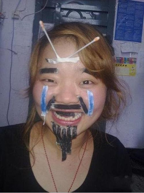 "Em đứng 1 mình em xinh nhất hội" "Em đứng 1 mình em xinh nhất hội"