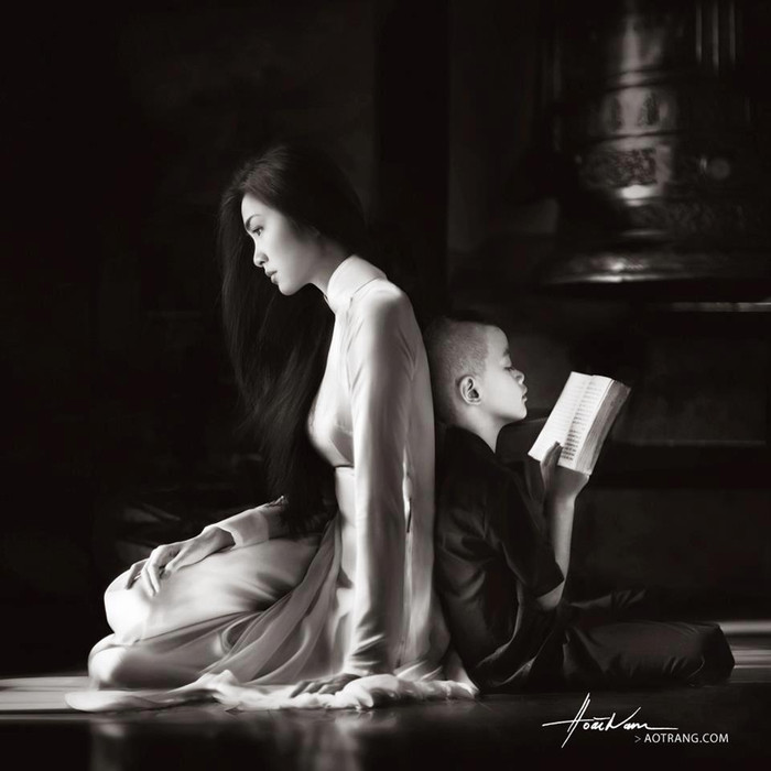 Gương mặt của Tăng Thanh Hà cũng toát lên một sức biểu cảm mãnh liệt, ngây thơ và u buồn, khơi gợi cho người xem nhiều cảm xúc, hoài niệm Gương mặt của Tăng Thanh Hà cũng toát lên một sức biểu cảm mãnh liệt, ngây thơ và u buồn, khơi gợi cho người xem nhiều cảm xúc, hoài niệm