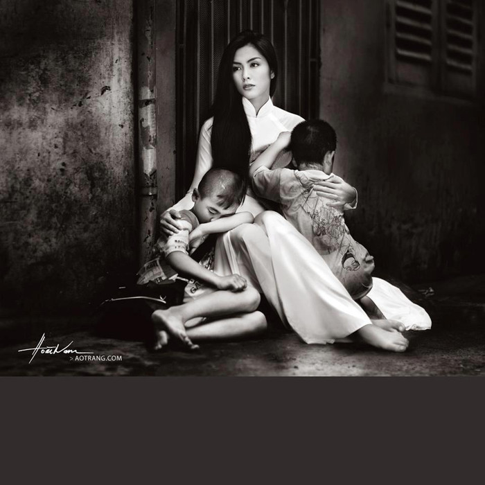 ...Tôi mời Tăng Thanh Hà thể hiện những ý tưởng trong bộ lịch này, không phải vì em là một người mẫu, diễn viên tài sắc, mà vì tôi tìm thấy sự cộng hưởng về cảm xúc từ em - người đã miệt mài với những công việc thiện nguyện thầm lặng của mình chắp cánh cho nhiều ước mơ được bay xa và trở thành hiện thực". ...Tôi mời Tăng Thanh Hà thể hiện những ý tưởng trong bộ lịch này, không phải vì em là một người mẫu, diễn viên tài sắc, mà vì tôi tìm thấy sự cộng hưởng về cảm xúc từ em - người đã miệt mài với những công việc thiện nguyện thầm lặng của mình chắp cánh cho nhiều ước mơ được bay xa và trở thành hiện thực".