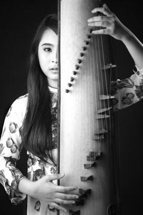 Kiều Anh xinh đẹp bên cây đàn dân tộc Kiều Anh xinh đẹp bên cây đàn dân tộc