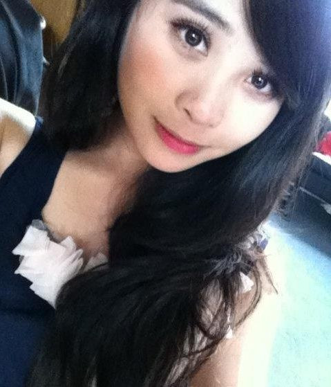 Kiều Anh xinh đẹp bên cây đàn dân tộc Kiều Anh xinh đẹp bên cây đàn dân tộc