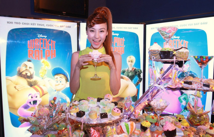 Ngân Khánh nổi bật với váy vàng và mái tóc cách điệu. Cô sẽ vào vai cô chị "Tiên Nữ" Ngân Khánh nổi bật với váy vàng và mái tóc cách điệu. Cô sẽ vào vai cô chị "Tiên Nữ"