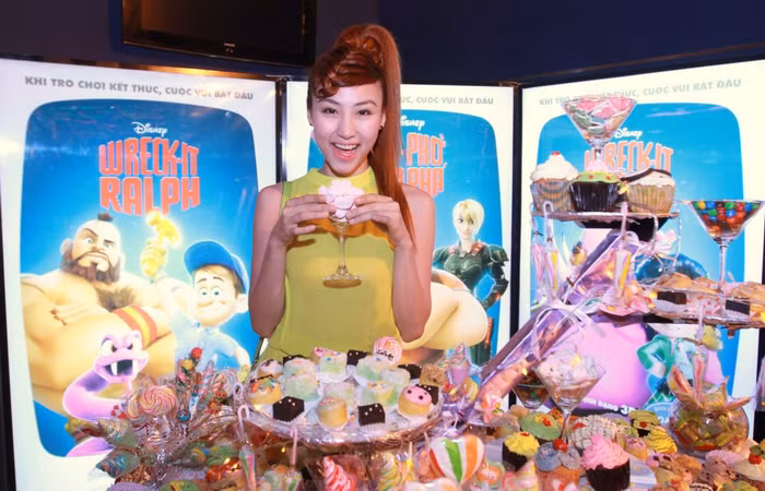 Ngân Khánh nổi bật với váy vàng và mái tóc cách điệu. Cô sẽ vào vai cô chị "Tiên Nữ"