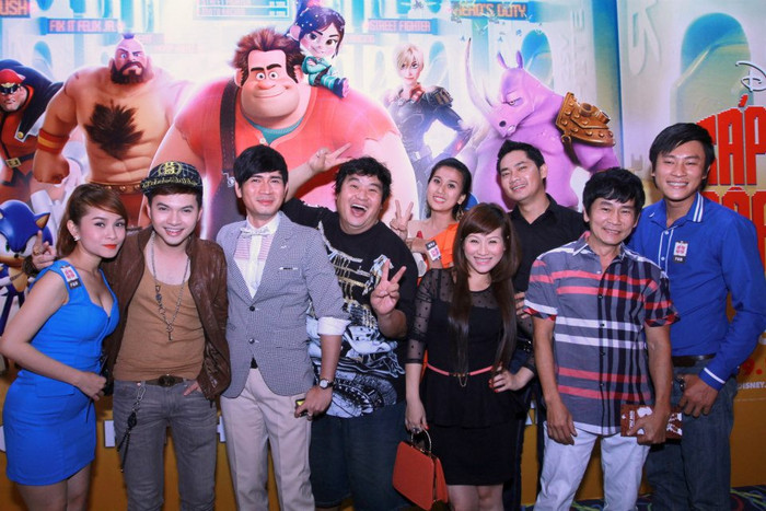 Bộ phim "Nhà có 5 nàng tiên" cùng với sức hút của dàn diễn viên "nam thanh nữ tú" và các nghệ sĩ hài nổi tiếng như Hoài Linh, Việt Hương, Chí Tài... hứa hẹn sẽ mang lại tiếng cười sảng khoái và giàu tính nhân văn ấm áp cho khán giả vào dịp Tết sắp tới. Bộ phim "Nhà có 5 nàng tiên" cùng với sức hút của dàn diễn viên "nam thanh nữ tú" và các nghệ sĩ hài nổi tiếng như Hoài Linh, Việt Hương, Chí Tài... hứa hẹn sẽ mang lại tiếng cười sảng khoái và giàu tính nhân văn ấm áp cho khán giả vào dịp Tết sắp tới.