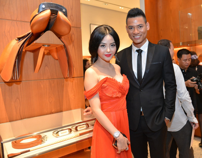 Julia Hồ gợi cảm bên một chàng trai tại sự kiện