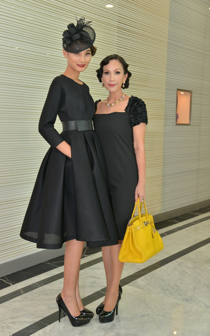 Lê Thúy Next Top Model diện nguyên một "cây đen" huyền bí đến dự tiệc, cô tạo dáng bên Diễm My.