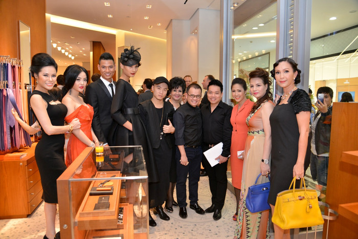 Chiếc váy cam trễ nải khiến Julia Hồ không kém phần nổi bật bên cạnh dàn sao Việt.