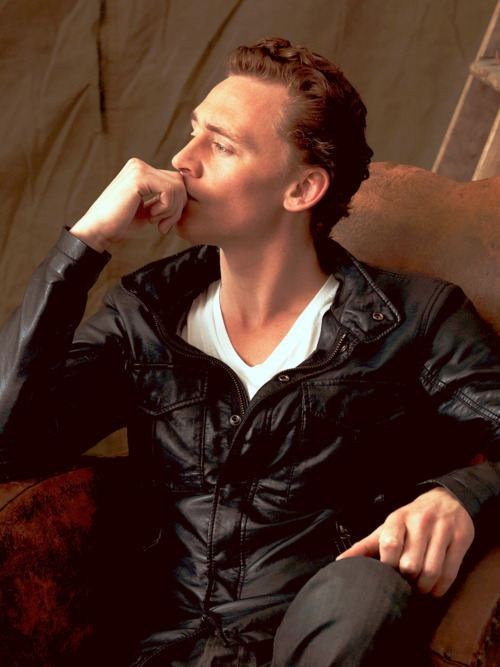 Tom Hiddleston Tom Hiddleston lập nghiệp từ năm 2001 và bắt đầu nổi tiếng qua những bộ phim ngắn trên truyền hình. Tên tuổi của anh được biết đến nhiều hơn nhờ vai diễn Loki trong phim “Thor” và mới nhất là vai diễn trong bộ phim bom tấn “The Avengers”. Tom Hiddleston Tom Hiddleston lập nghiệp từ năm 2001 và bắt đầu nổi tiếng qua những bộ phim ngắn trên truyền hình. Tên tuổi của anh được biết đến nhiều hơn nhờ vai diễn Loki trong phim “Thor” và mới nhất là vai diễn trong bộ phim bom tấn “The Avengers”.
