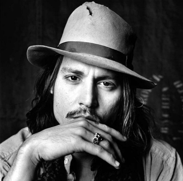 Johnny Depp Các vai diễn do Johnny Depp đảm nhận luôn được báo chí mô tả như “hình tượng cô đơn”. Depp từng tuyên bố rằng anh chọn những bộ phim mà bản thân thấy thích thú chứ không phải những phim có thể trở thành bom tấn, các hãng phim chẳng bao giờ “hiểu” những bộ phim của anh và không biết cách thích hợp để quảng bá chúng. Danh tiếng của Depp nổi như cồn bởi sự thành công của bộ phim “Cướp biển vùng Caribê”, diễn xuất của anh đã nhận được rất nhiều lời ca ngợi. Depp được coi là lý do chính kéo khán giả đến rạp để xem bộ phim này. Johnny Depp Các vai diễn do Johnny Depp đảm nhận luôn được báo chí mô tả như “hình tượng cô đơn”. Depp từng tuyên bố rằng anh chọn những bộ phim mà bản thân thấy thích thú chứ không phải những phim có thể trở thành bom tấn, các hãng phim chẳng bao giờ “hiểu” những bộ phim của anh và không biết cách thích hợp để quảng bá chúng. Danh tiếng của Depp nổi như cồn bởi sự thành công của bộ phim “Cướp biển vùng Caribê”, diễn xuất của anh đã nhận được rất nhiều lời ca ngợi. Depp được coi là lý do chính kéo khán giả đến rạp để xem bộ phim này.