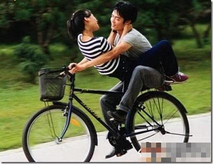 "Không có cuộc tình nào khó. Chỉ sợ mình không liều. Đạp xe và cuốc bộ. Quyết chí ắt được yêu" "Không có cuộc tình nào khó. Chỉ sợ mình không liều. Đạp xe và cuốc bộ. Quyết chí ắt được yêu"