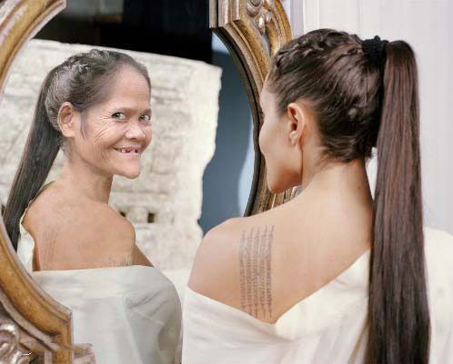 "Bạn hãy nhớ đừng bao giờ nhìn thẳng vào mặt mình mà hãy nhìn qua gương" "Bạn hãy nhớ đừng bao giờ nhìn thẳng vào mặt mình mà hãy nhìn qua gương"