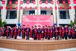 ĐH Hòa Bình trao bằng tốt nghiệp năm 2025 cho gần 400 tân bác sĩ, dược sĩ, cử nhân