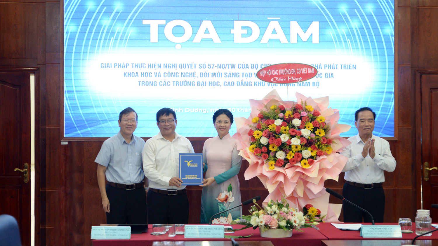 Ông Phạm Ngọc Lan - Đại diện Hiệp hội các trường Đại học, Cao đẳng Việt Nam đã công bố Quyết định chuẩn y Ban Chủ nhiệm Câu lạc bộ Khối các trường đại học, cao đẳng miền Đông Nam Bộ nhiệm kỳ II.