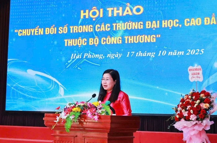 Nhà giáo ưu tú, Tiến sĩ Nguyễn Thị Kim Nguyên - Hiệu trưởng Trường Đại học Sao Đỏ chia sẻ tại Hội thảo. Ảnh: BTC img-2177-8293.jpg