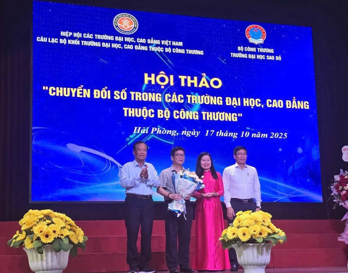 Tiến sĩ Nguyễn Xuân Hiệp - Hiệu trưởngTrường Đại học Công nghiệp và Thương mại Hà Nội nhận hoa đăng cai Hội thảo của câu lạc bộ năm 2026. img-2188.jpg