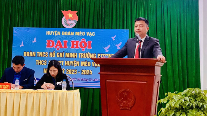 Thầy Nguyễn Trường Lâm - Hiệu trưởng Trường phổ thông dân tộc nội trú Trung học cơ sở và Trung học phổ thông Mèo Vạc. Ảnh: website nhà trường Thầy Nguyễn Trường Lâm - Hiệu trưởng Trường phổ thông dân tộc nội trú Trung học cơ sở và Trung học phổ thông Mèo Vạc. Ảnh: website nhà trường