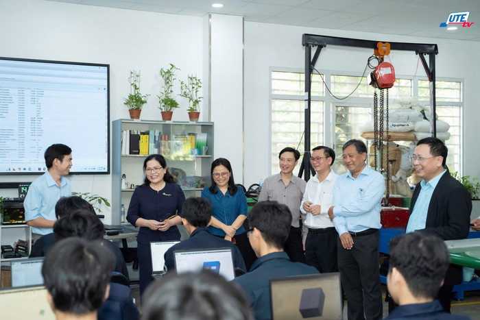 Tác giả được hưởng tối thiểu 30% lợi nhuận từ việc thương mại hóa kết quả nghiên cứu sẽ thu hút và giữ chân nhiều nhà khoa học giỏi. Ảnh minh họa: NVCC nckh-thay-vu.png