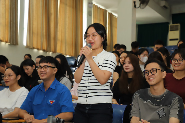 Sinh viên Nhà trường giao lưu, đặt câu hỏi. Sinh viên Nhà trường giao lưu, đặt câu hỏi.