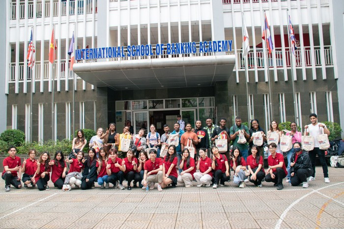 Sinh viên chương trình liên kết quốc tế của Học viện Ngân hàng đi thực tế. Ảnh: NTCC. image-2.jpg
