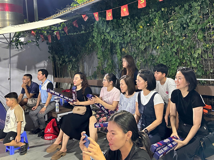Phụ huynh đến cổ vũ cho các cầu thủ. 1-2.jpg